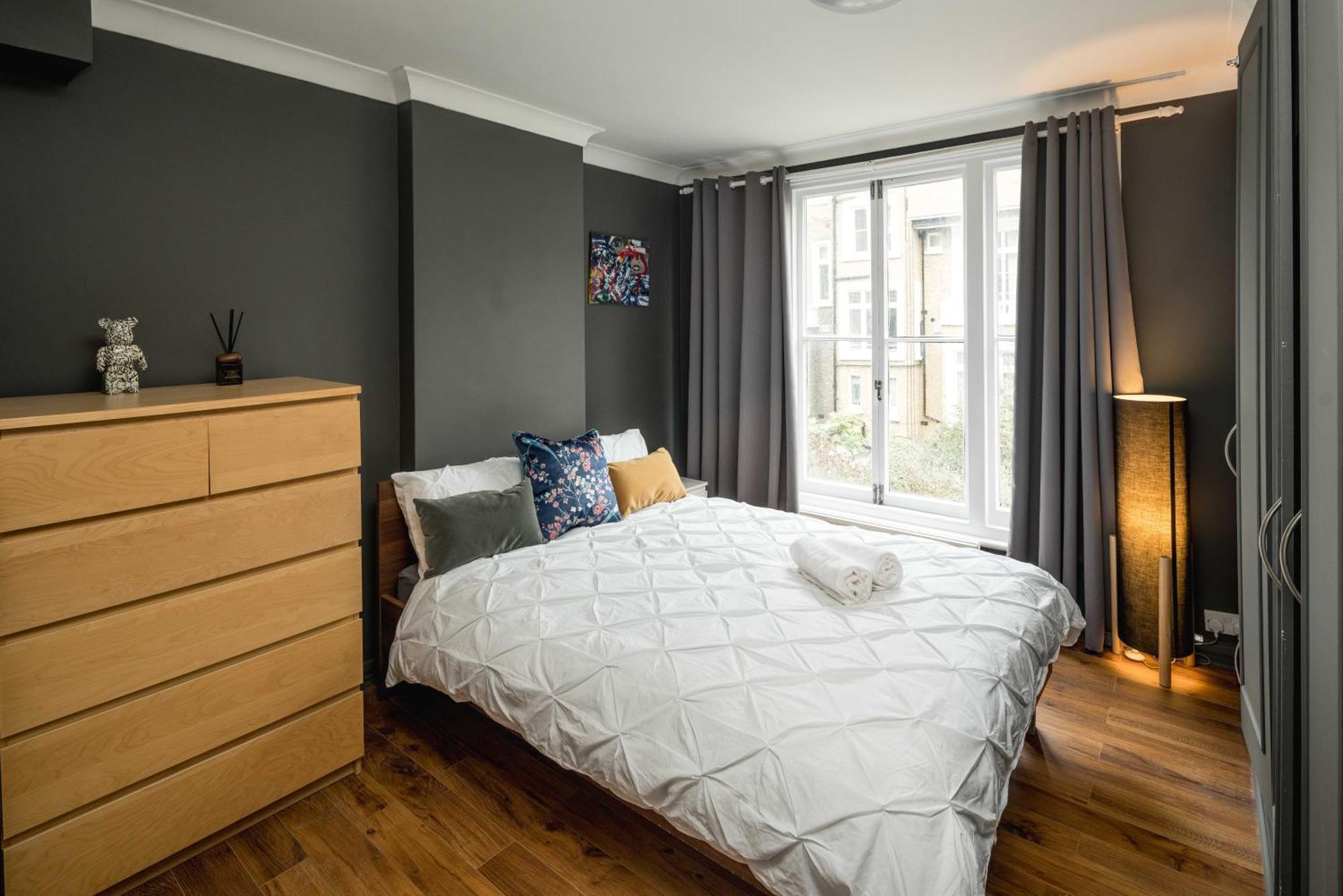 Apartament Beautiful 2-bed, 2 Bathrooms Flat In Zone 1, - Just Minutes Walk To High Street Kensington, Earls Court, Hyde Park
