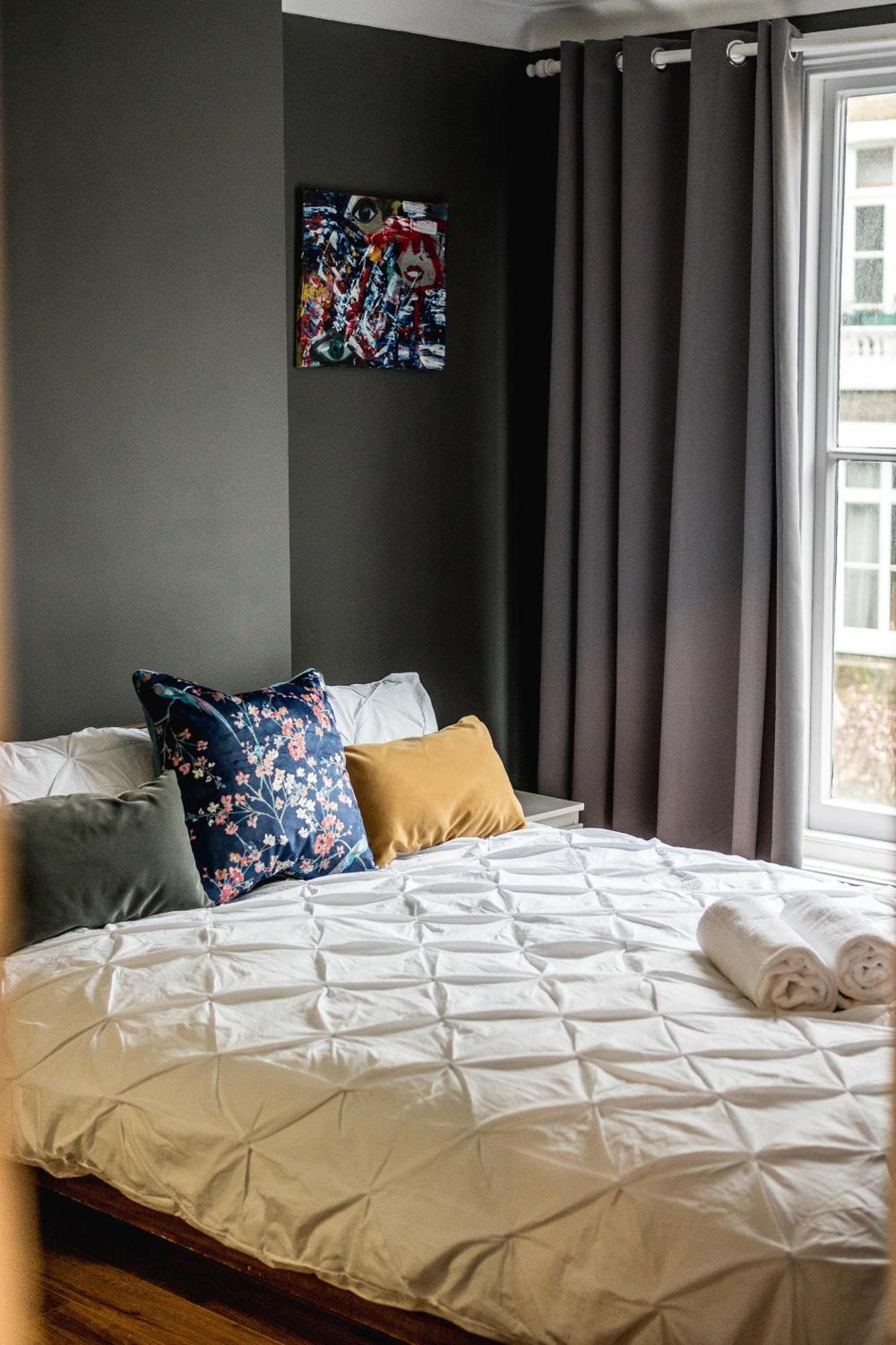 Apartament Beautiful 2-bed, 2 Bathrooms Flat In Zone 1, - Just Minutes Walk To High Street Kensington, Earls Court, Hyde Park *