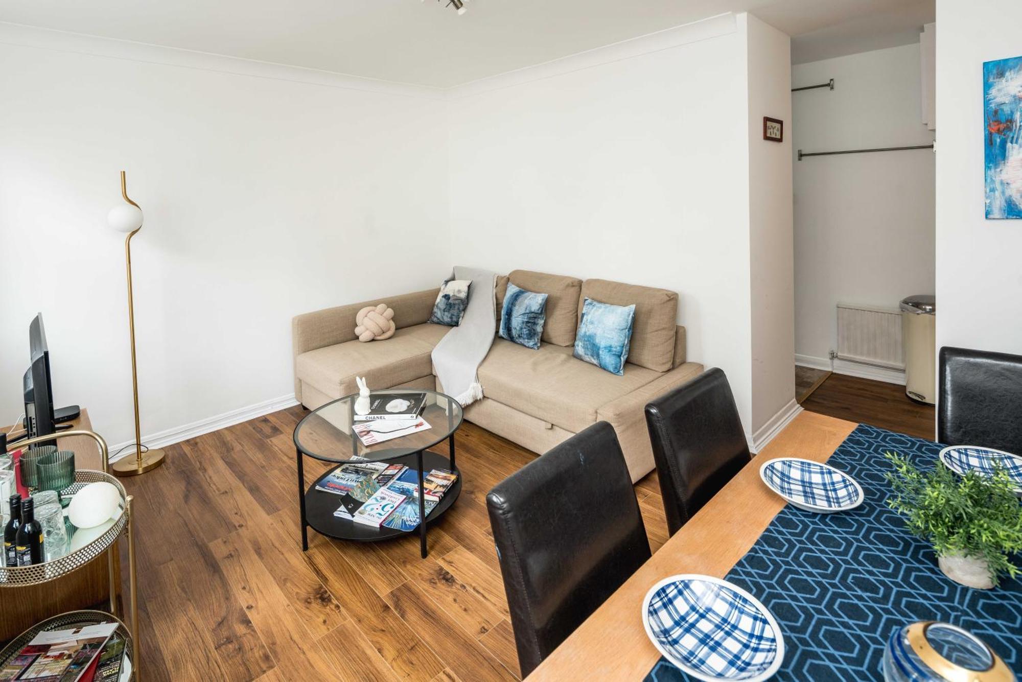 Apartament Beautiful 2-bed, 2 Bathrooms Flat In Zone 1, - Just Minutes Walk To High Street Kensington, Earls Court, Hyde Park Londra