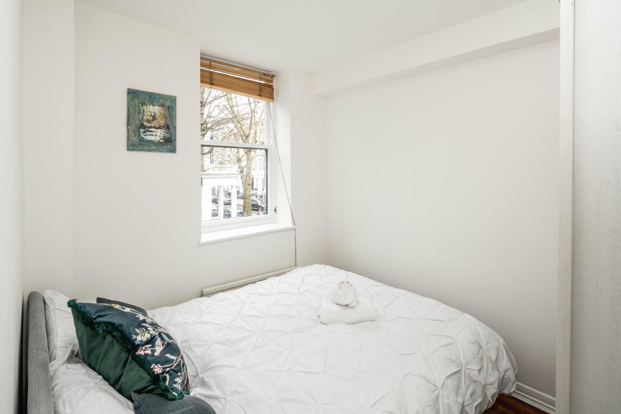 Beautiful 2-bed, 2 Bathrooms Flat In Zone 1, - Just Minutes Walk To High Street Kensington, Earls Court, Hyde Park Londra