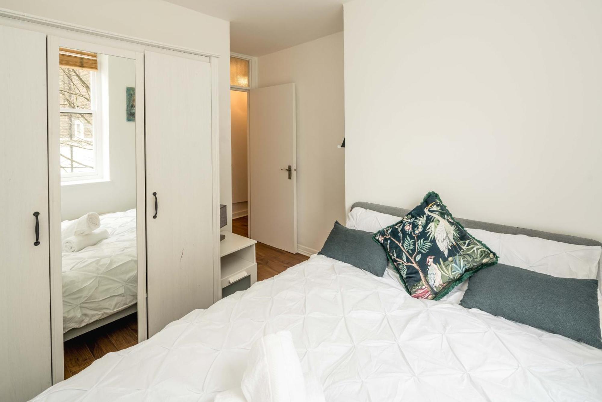 Apartament Beautiful 2-bed, 2 Bathrooms Flat In Zone 1, - Just Minutes Walk To High Street Kensington, Earls Court, Hyde Park Londra