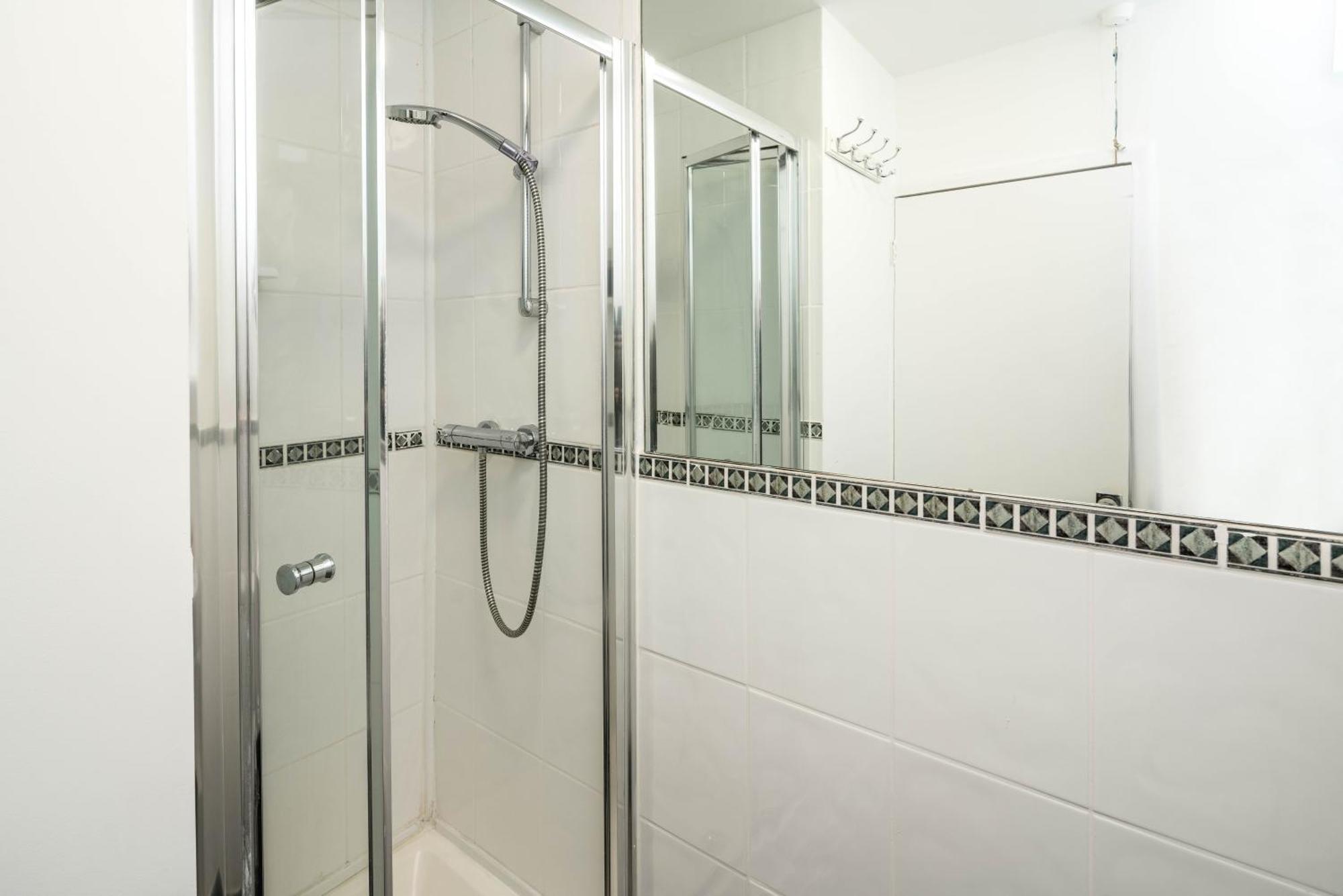 Beautiful 2-bed, 2 Bathrooms Flat In Zone 1, - Just Minutes Walk To High Street Kensington, Earls Court, Hyde Park * Londra